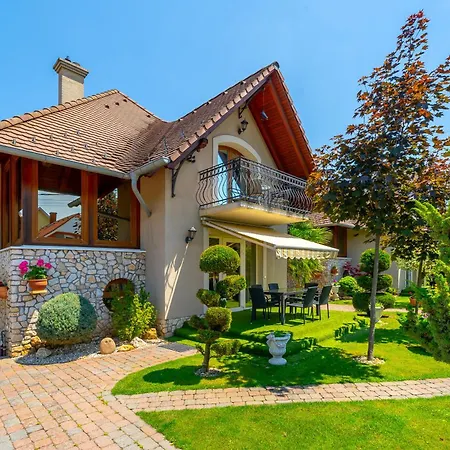 Helka Apartmanhaz بالاتوليلّي