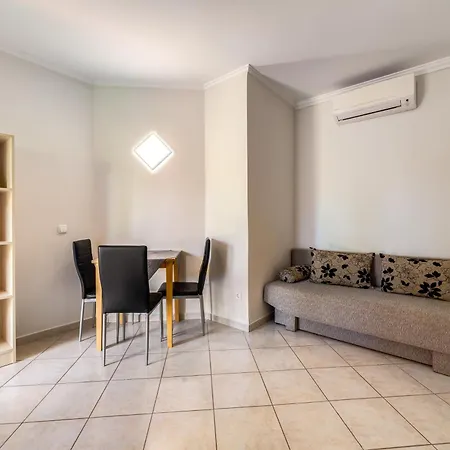 Helka Apartmanhaz Apartment Balatonlelle
