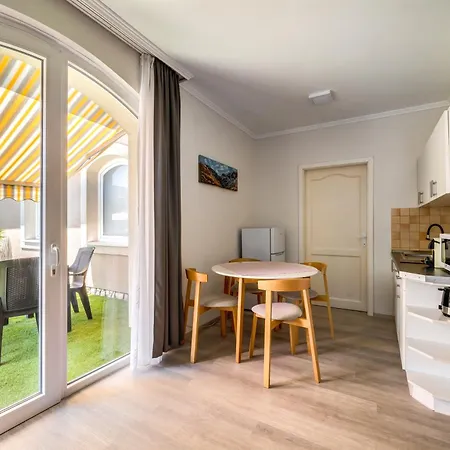 Helka Apartmanhaz * Балатонлелле