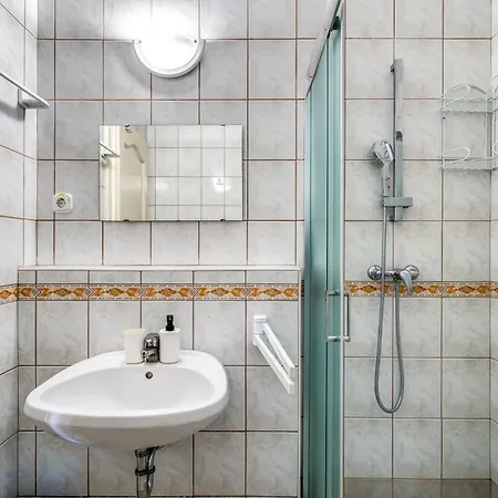 Helka Apartmanhaz בלטונללה