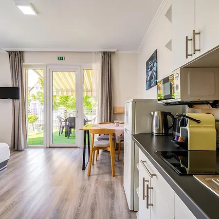 Helka Apartmanhaz * בלטונללה