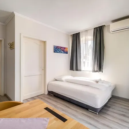 Helka Apartmanhaz شقة بالاتوليلّي