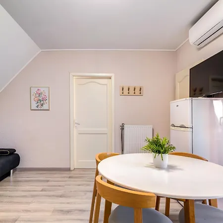 Helka Apartmanhaz בלטונללה