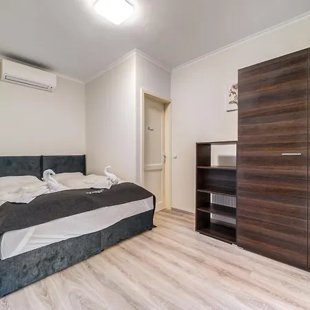 Helka Apartmanhaz بالاتوليلّي