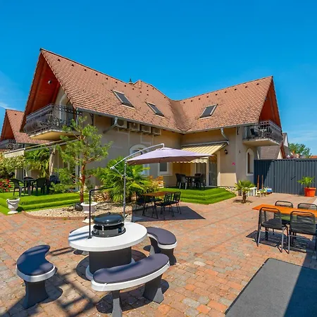 דירה Helka Apartmanhaz בלטונללה