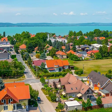 Helka Apartmanhaz شقة *