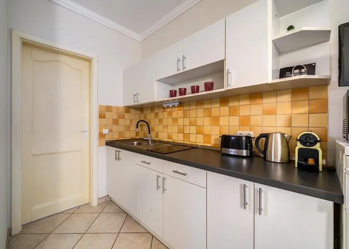 Helka Apartmanhaz * בלטונללה