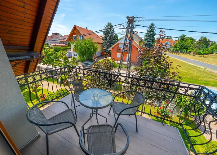 Helka Apartmanhaz בלטונללה