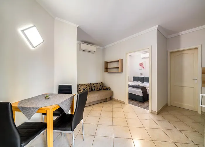 Helka Apartmanhaz בלטונללה