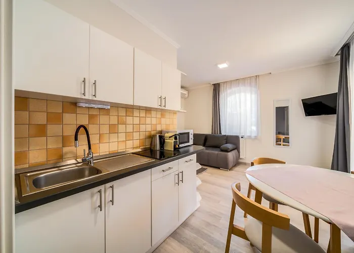 Helka Apartmanhaz בלטונללה