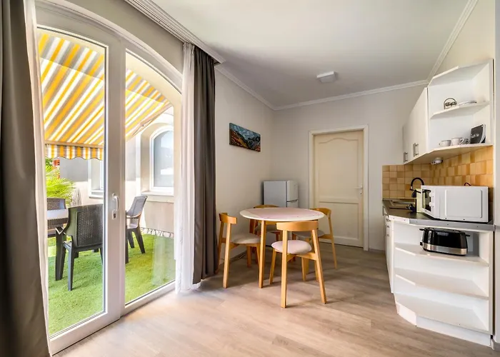 Helka Apartmanhaz * בלטונללה