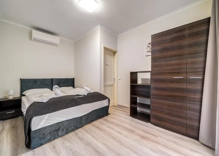 Helka Apartmanhaz בלטונללה